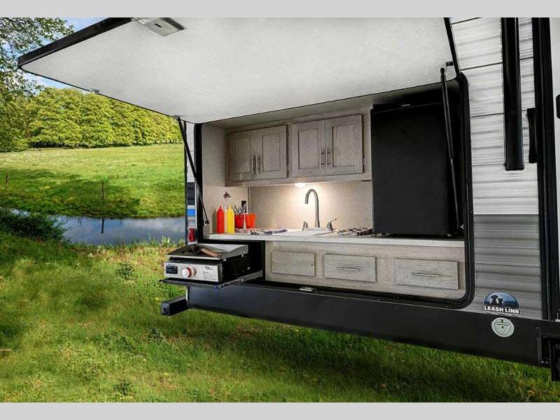 Catalina Legacy exterior features