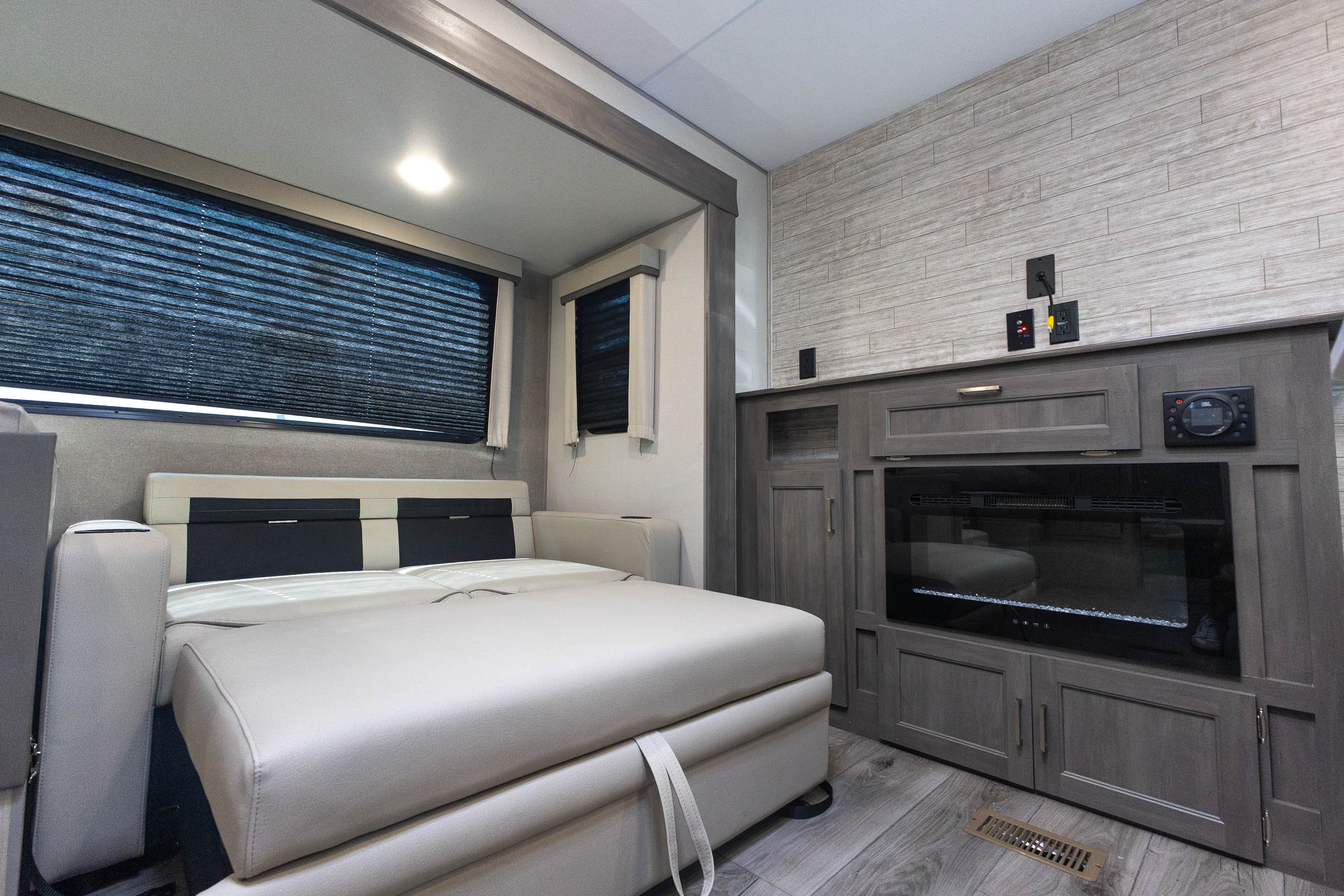 2026 Coachmen Catalina Legacy Edition 293QBCK TRAVEL TRAILER
