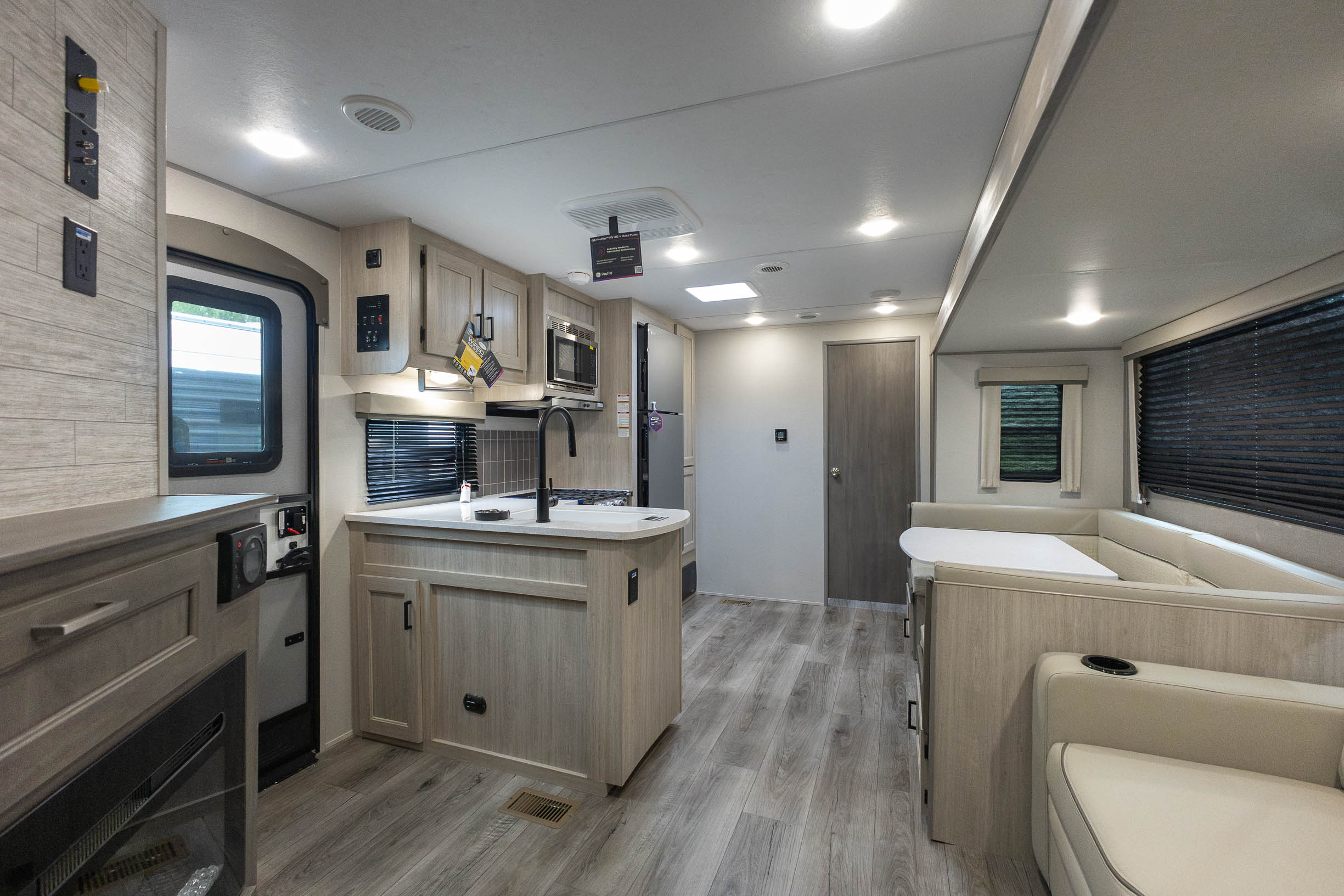 2026 Coachmen Catalina Legacy Edition 293TQBSCK TRAVEL TRAILER
