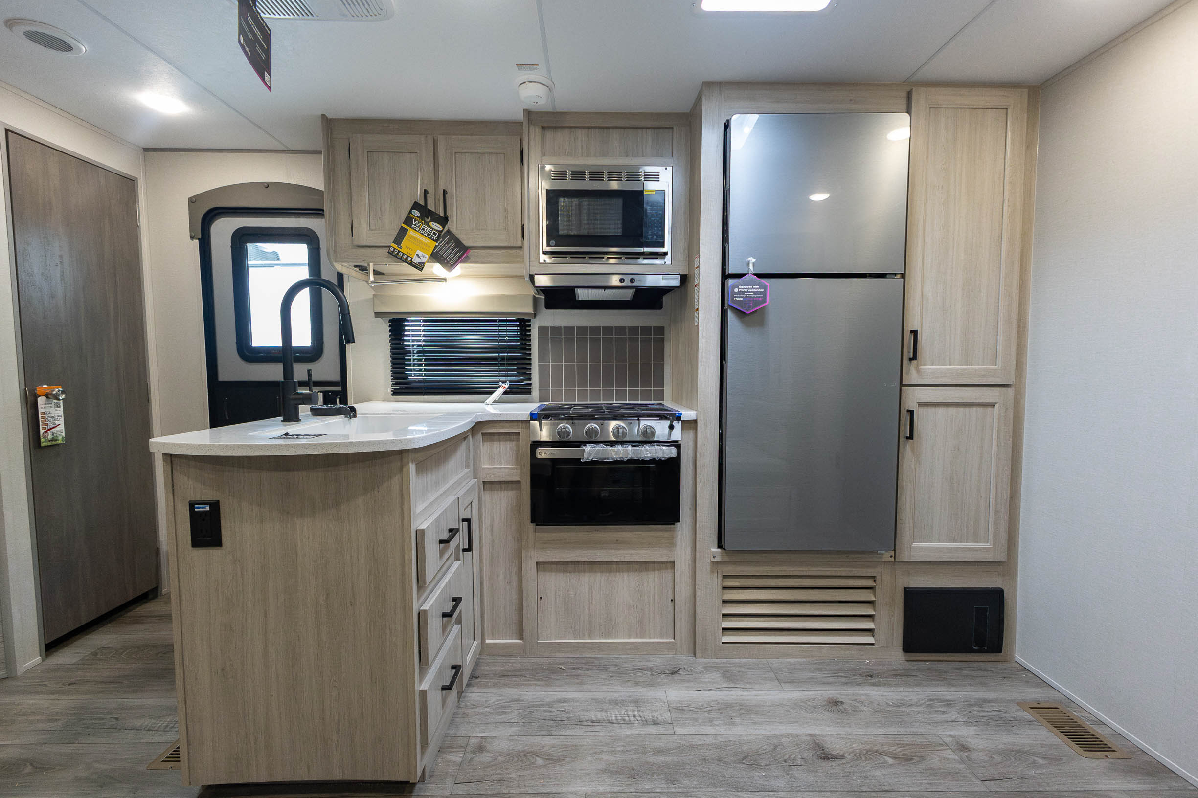 2026 Coachmen Catalina Legacy Edition 293TQBSCK TRAVEL TRAILER