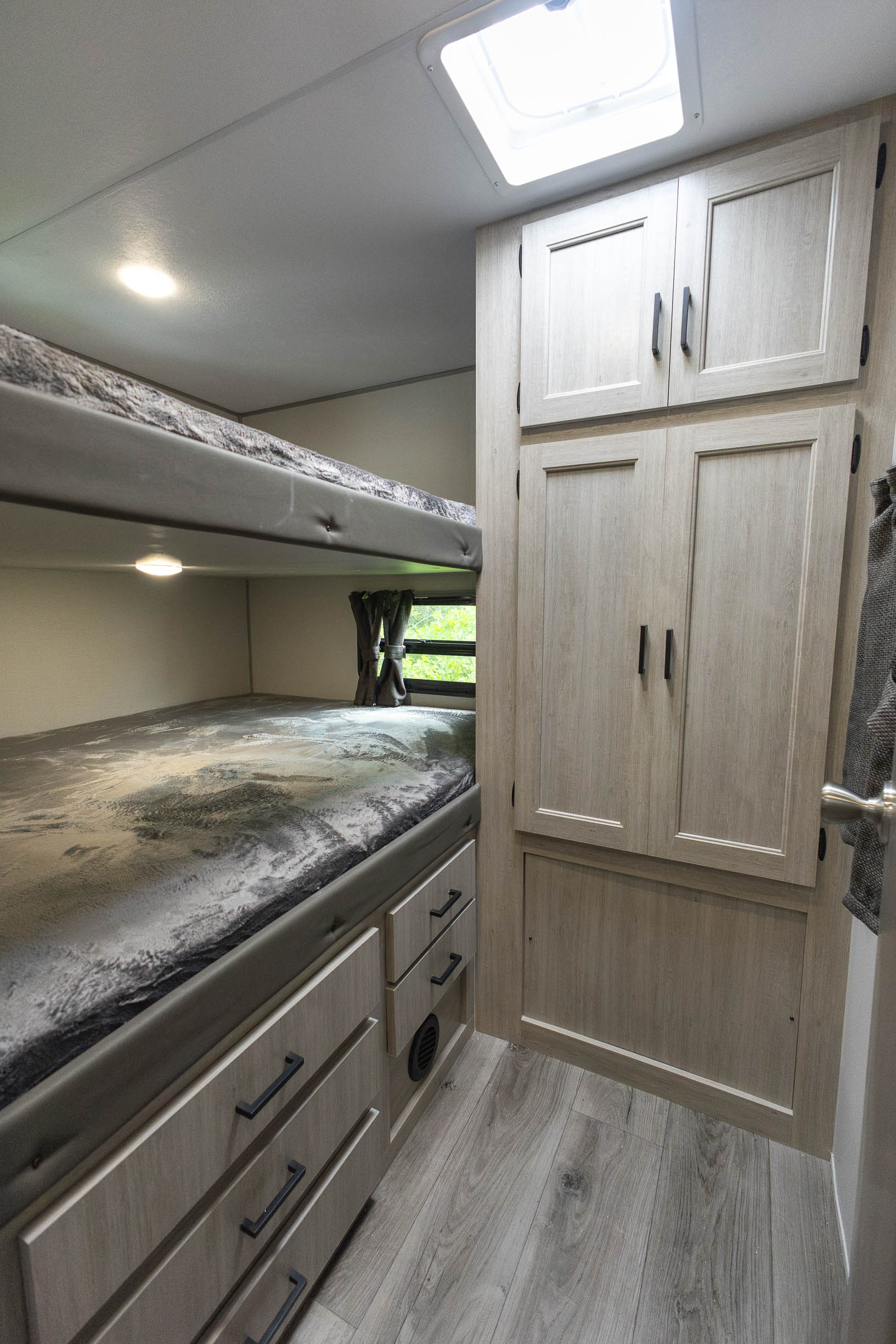 2026 Coachmen Catalina Legacy Edition 293TQBSCK TRAVEL TRAILER