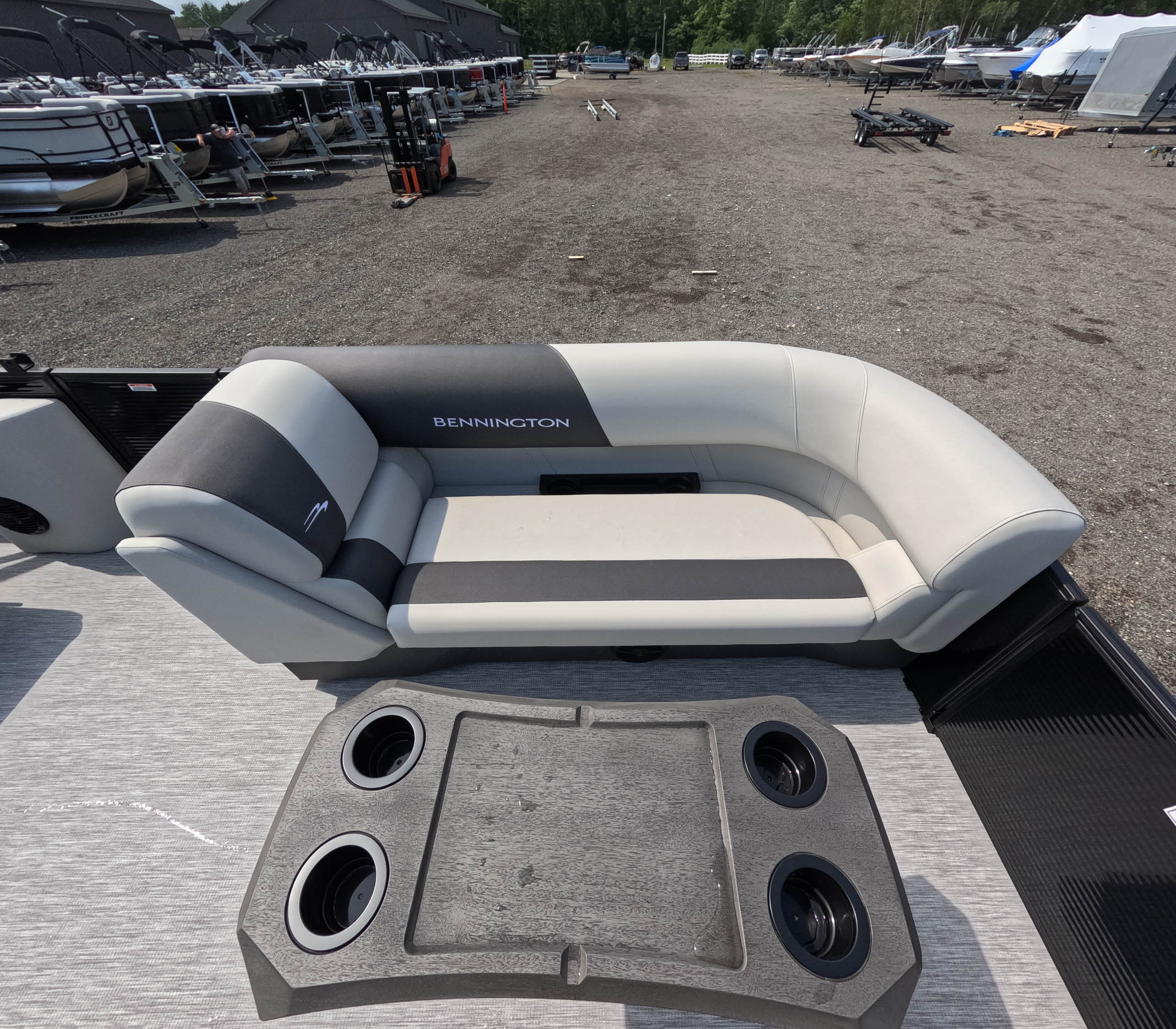 2027 Bennington 22SSB PONTOON