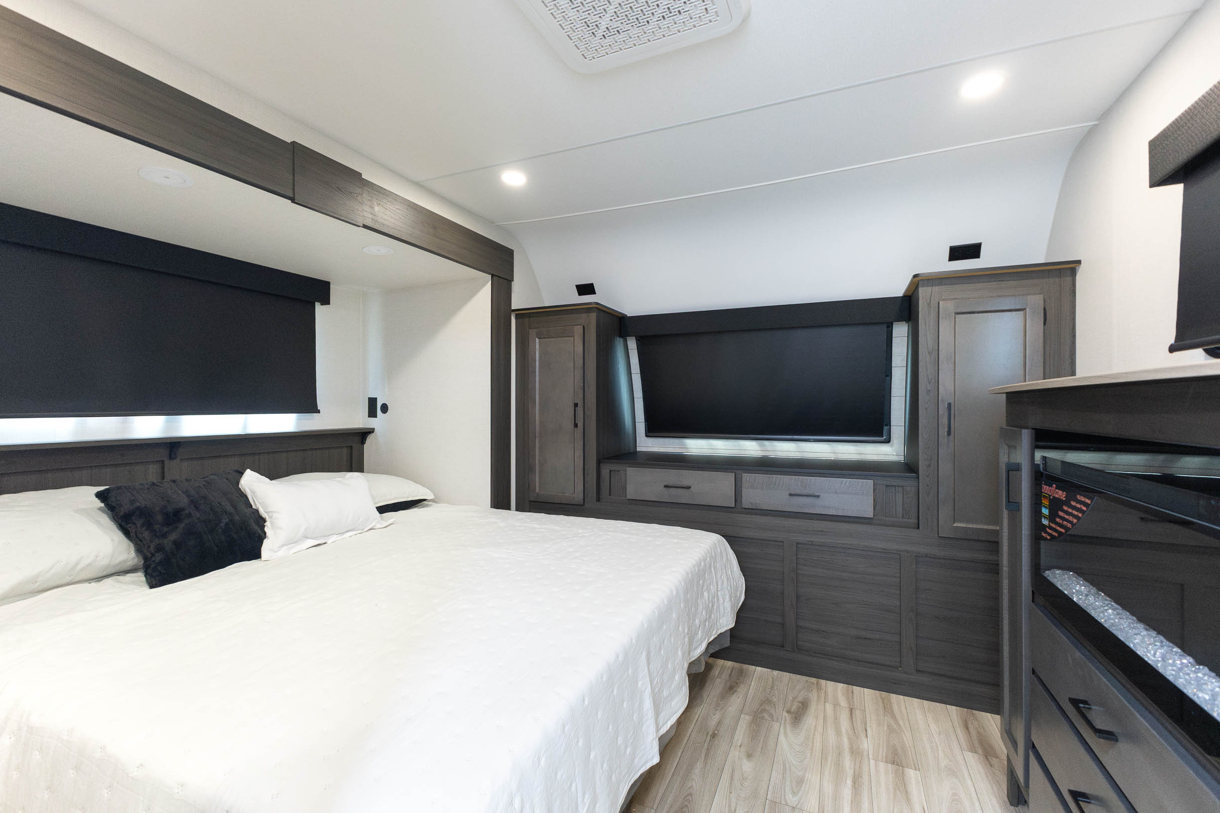 2027 Venture RV SportTrek Touring Edition STT343VBH TRAVEL TRAILER