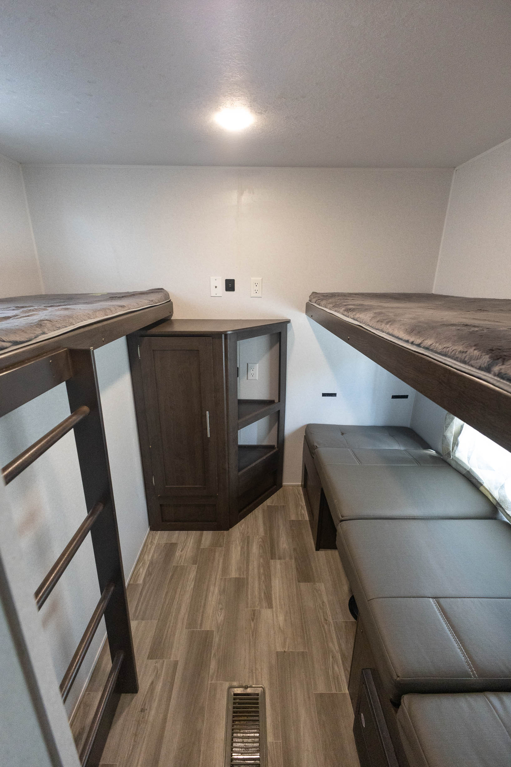 2020 Forest River Wildwood Midwest 30KQBSS TRAVEL TRAILER