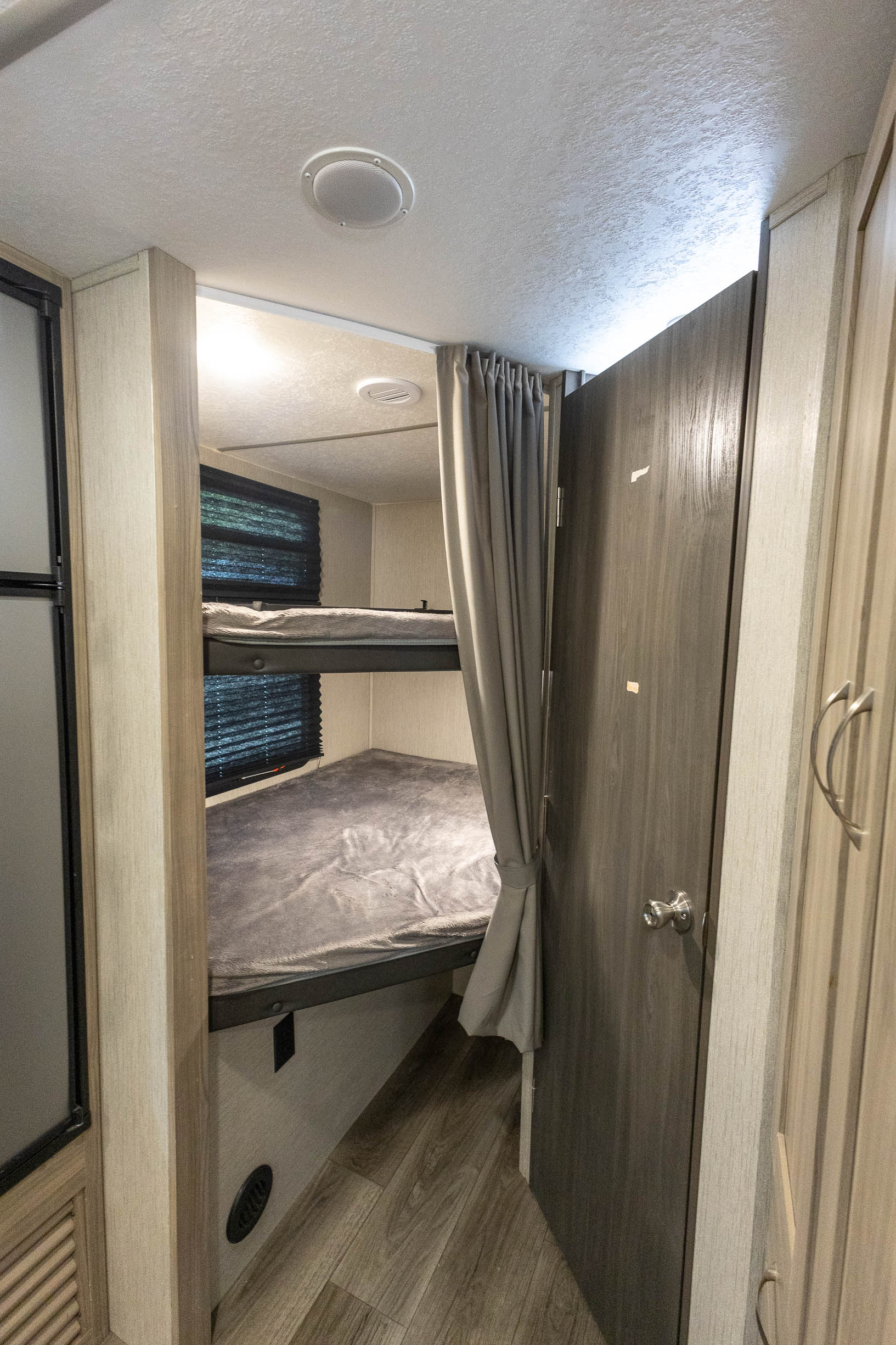 2021 Coachmen Freedom Express Ultra Lite 257BHS TRAVEL TRAILER