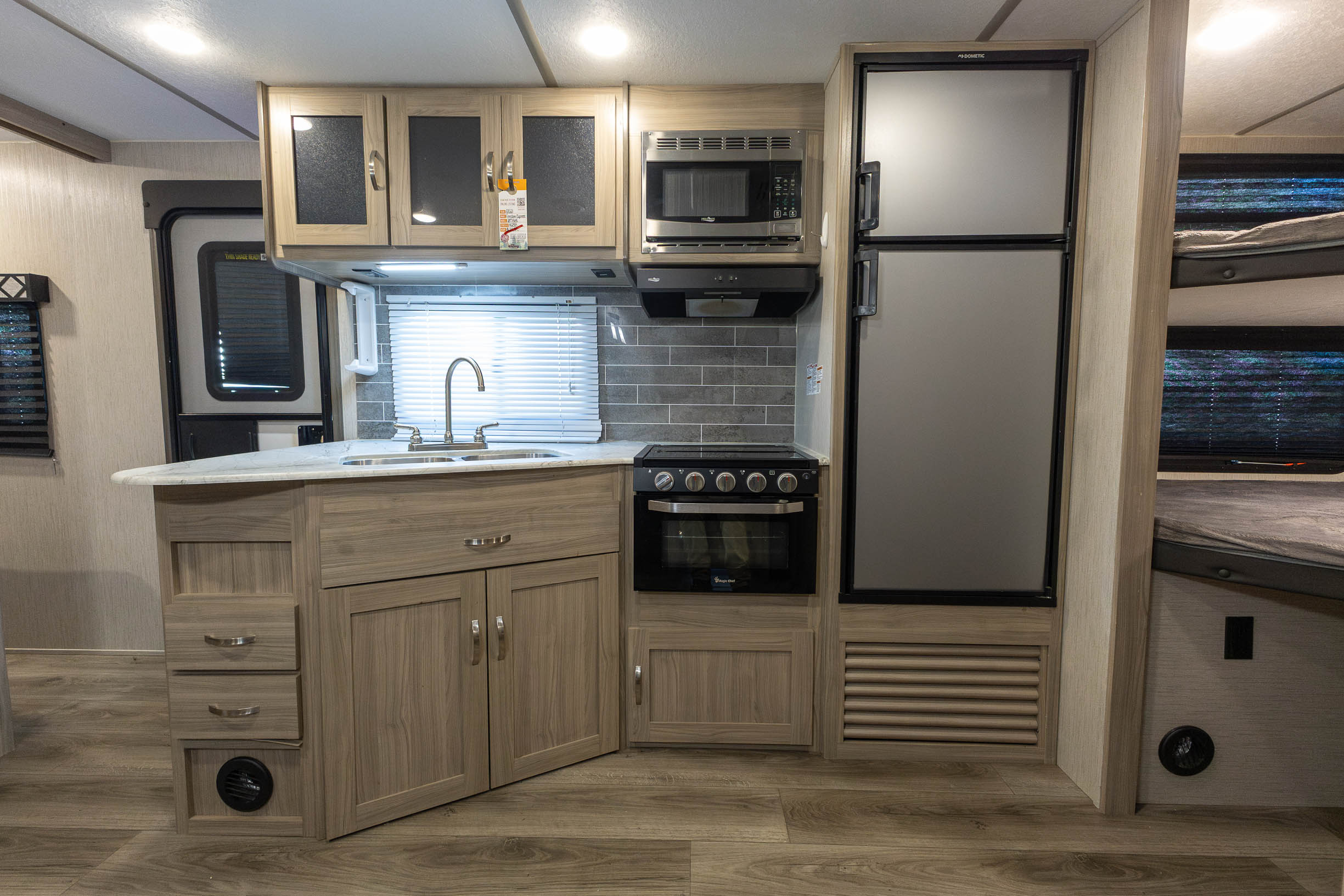 2021 Coachmen Freedom Express Ultra Lite 257BHS TRAVEL TRAILER
