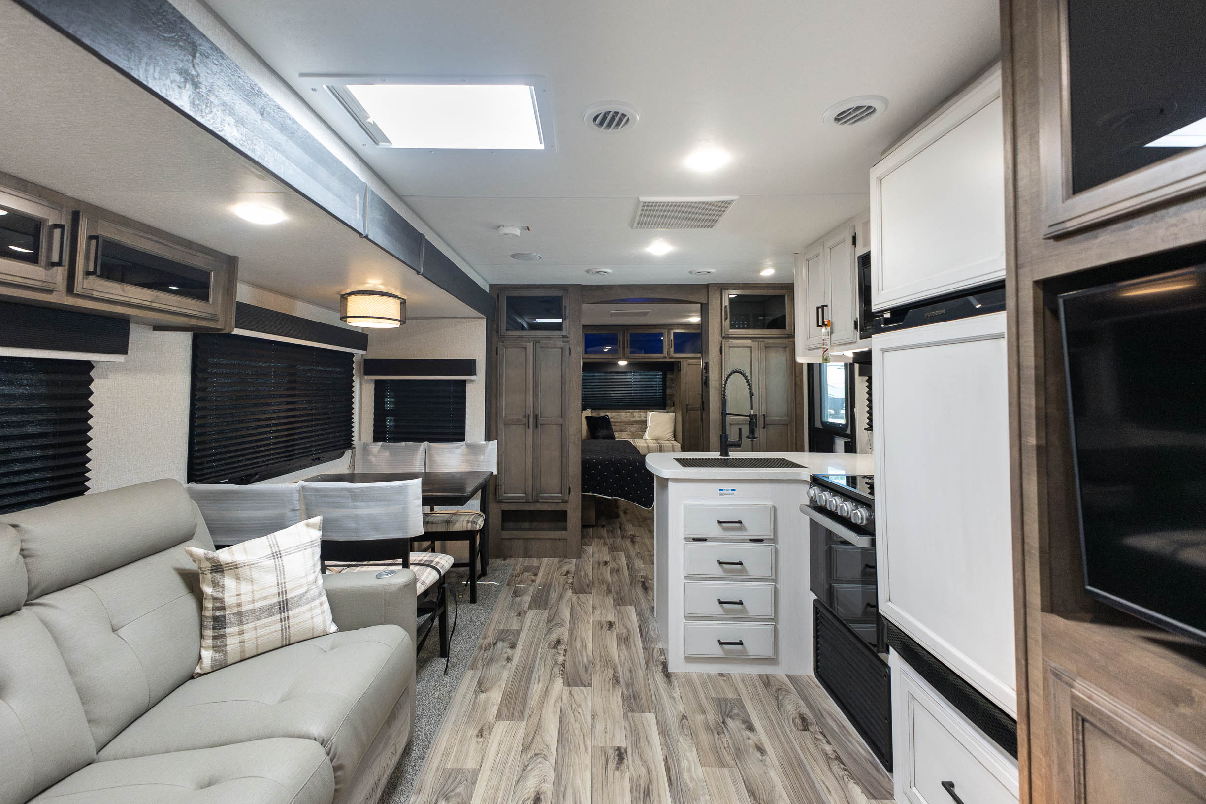 2022 Venture RV SportTrek Touring Edition TRAVEL TRAILER