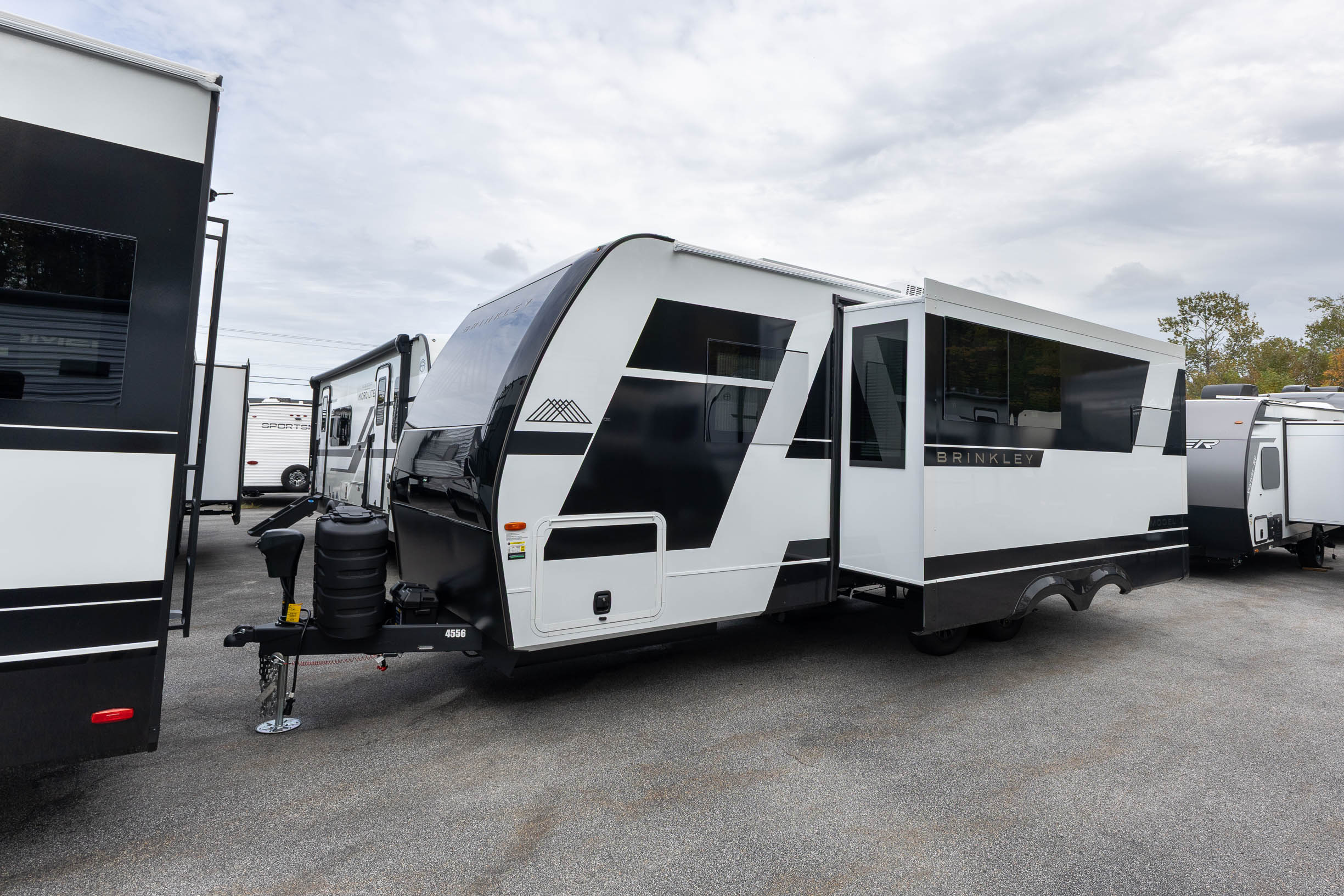 2027 Share Brinkley MODEL I 235 - 1650 235 - 1650 — photo 1 of 17