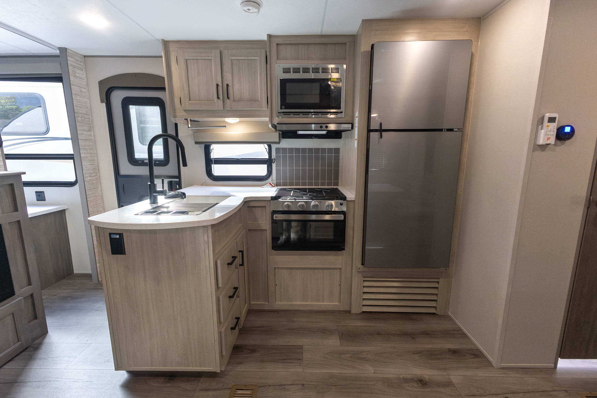 2026 Coachmen Catalina Legacy Edition 343BHTS TRAVEL TRAILER