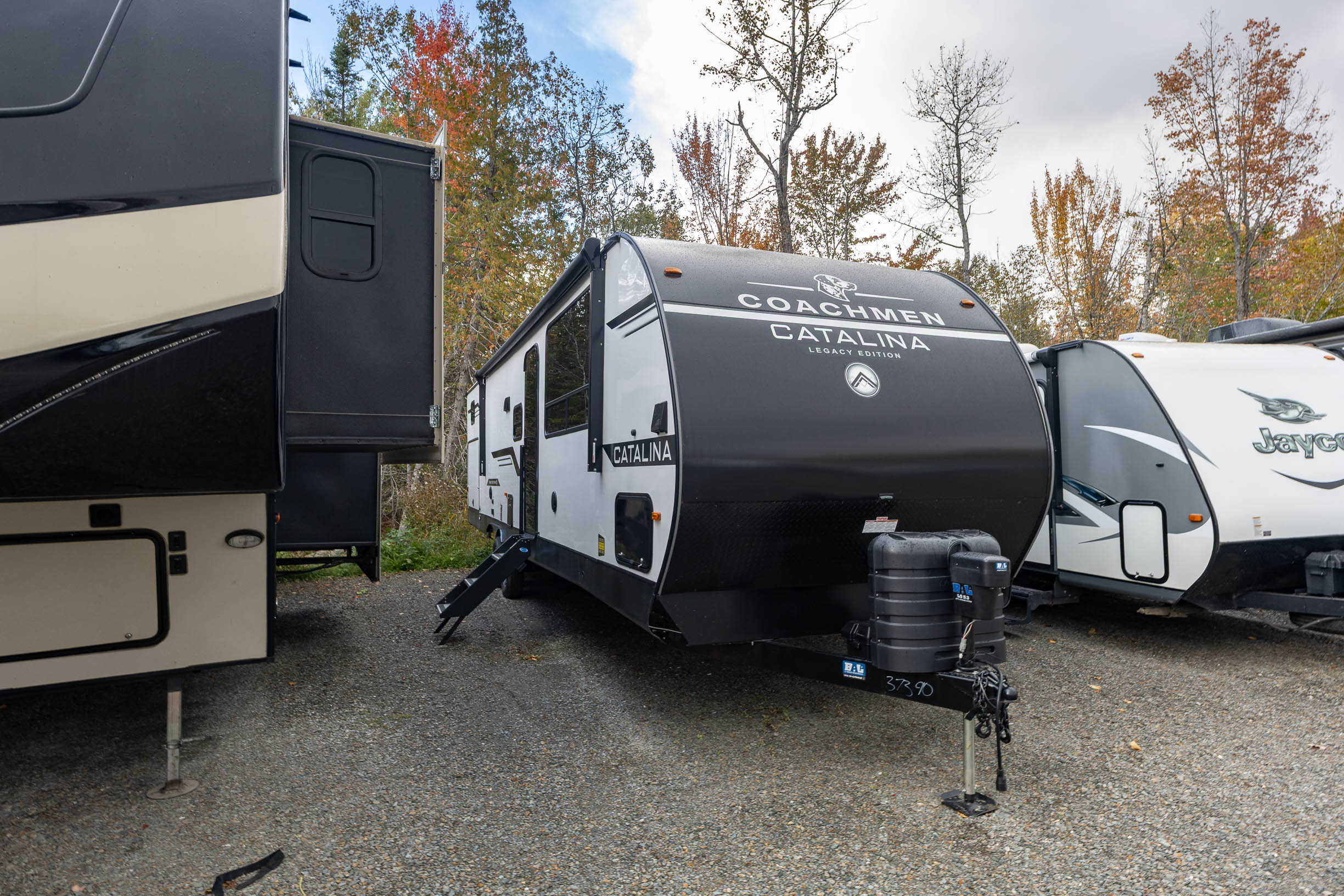 2026 Coachmen Catalina Legacy Edition 343BHTS TRAVEL TRAILER