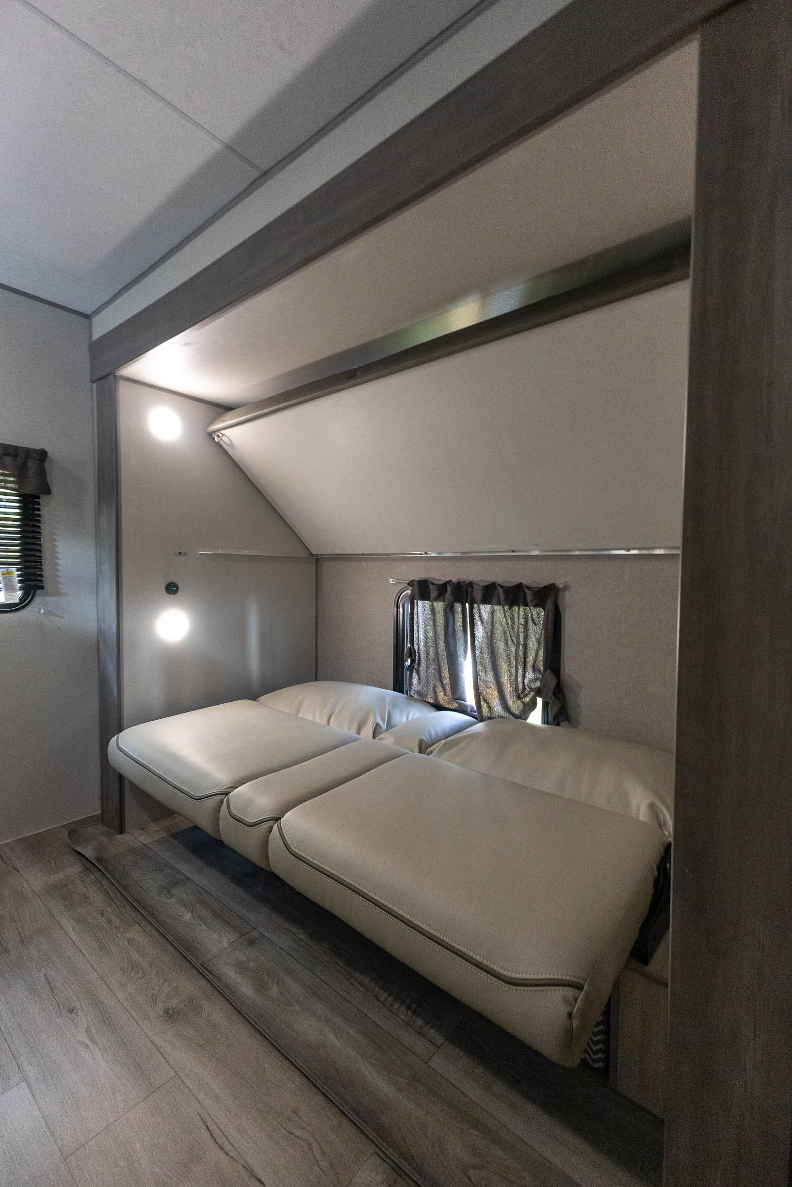 2026 Coachmen Catalina Legacy Edition 343BHTS TRAVEL TRAILER